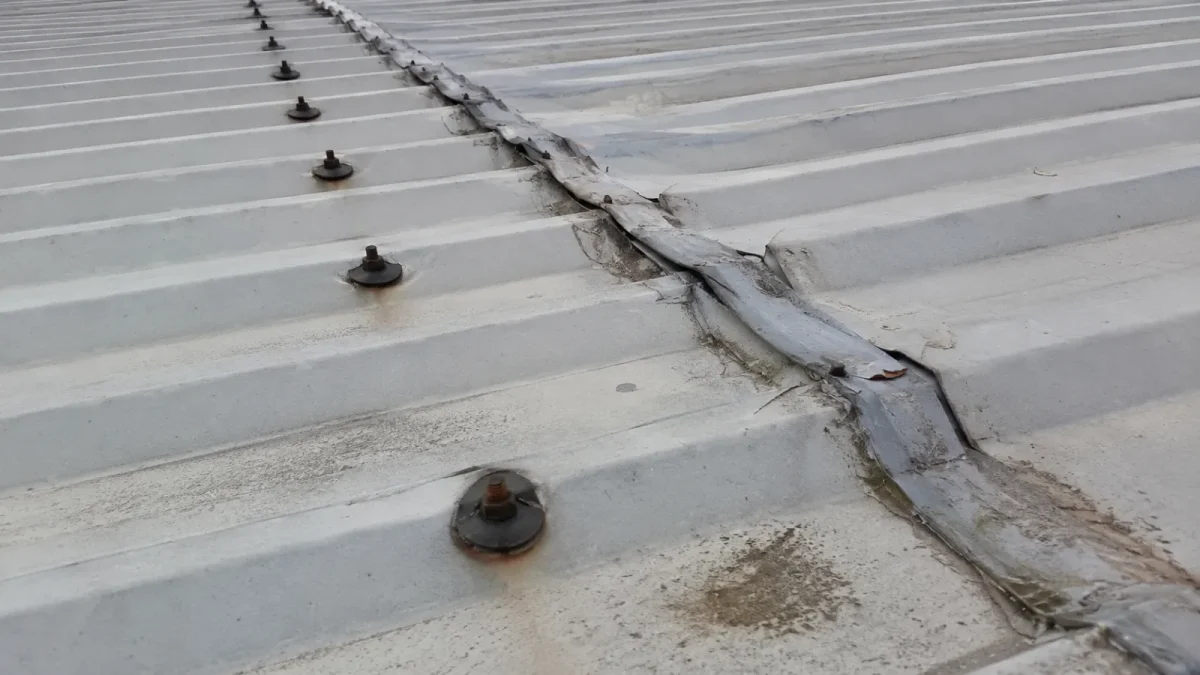 Metal çatıda vida hattı ve bindirme bölgesinde oluşmuş hasar