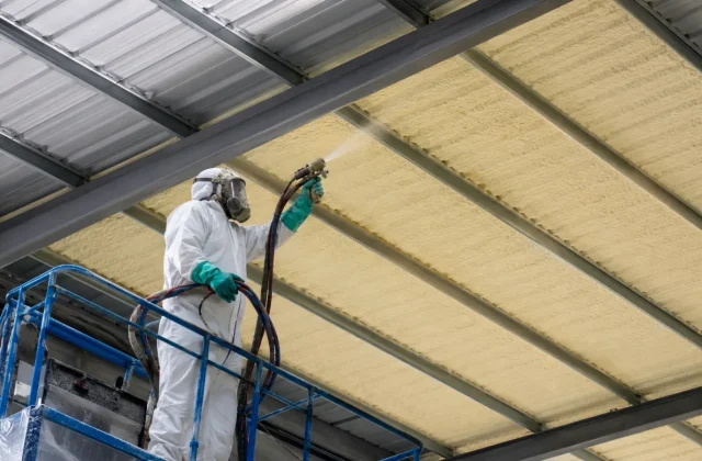 Fabrika metal çatısında sprey poliüretan köpük uygulaması